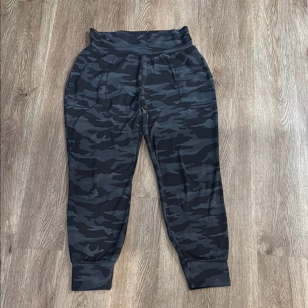 Athleta Salutation Camo Jogger.size M. - Picture 2 of 8